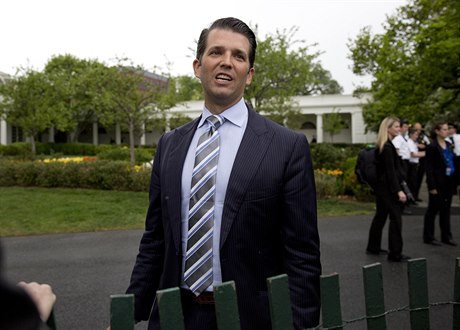 Donald Trump Jr., syn prezidenta Trumpa, mluví s novinái pi píleitosti...