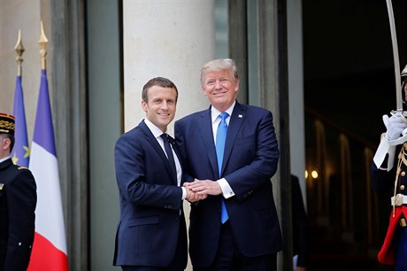 Emmanuel Macron vítá Donalda Trumpa v Elysejském paláci v Paíi.