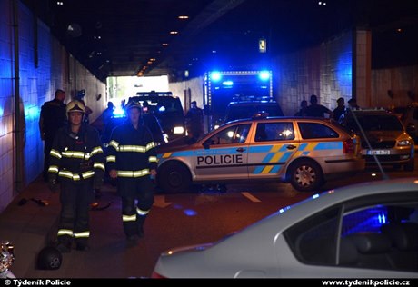 Zranný motorká byl pevezen do Vinohradské nemocnice, policisté do nemocnice...