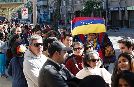 Venezueltí obané ekají ve front, aby se mohli zúastnit referenda.