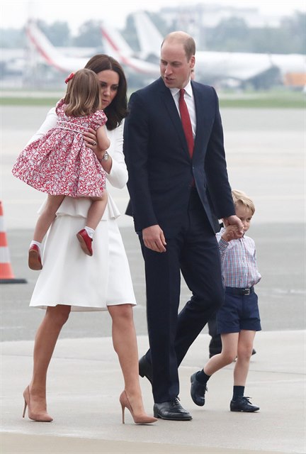 Princ William a jeho ena vévodkyn Kate s malou Charlotte a Georgem.