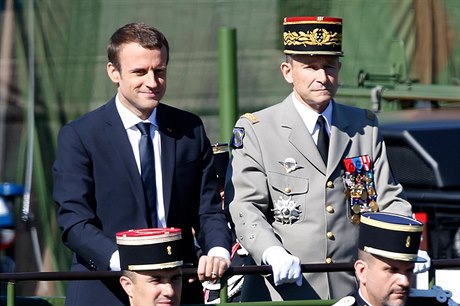 Prezidentem Emmanuel Macron (vlevo) a bývalý áelník generálního tábu...