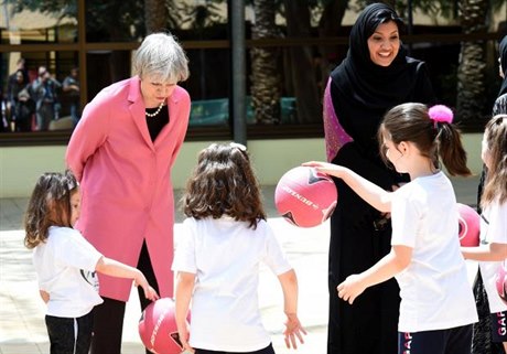 Britská premiérka Theresa Mayová pi návtv soukromé díví koly v Saúdské...