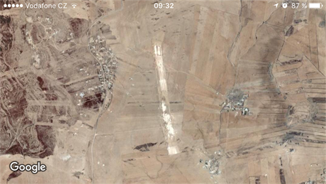 Satelitní snímek utajené americké základny u syrského Kobani v mobilní verzi...