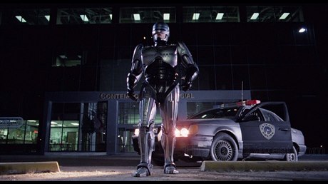 Snímek RoboCop (1987). Peter Weller jako kovový stráce zákona.
