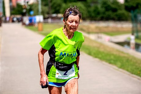 REKORDMANKA. Sigrid Eichnerová za svj ivot zvládla 2 056 maraton, jen dva...