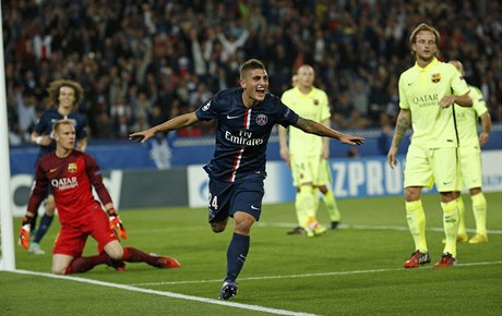 Marco Verratti oslavuje gólovou trefu do sít Barcelony.