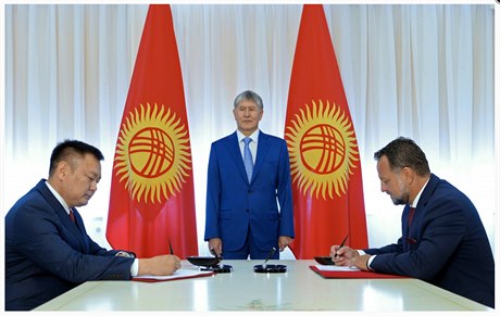 Na snímku pi podepsání kontraktu kyrgyzský prezident Almazbek Atambajev...