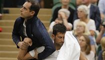 Wimbledon 2017: Novak Djokovi si ve tvrtm setu souboje s Andrianem...