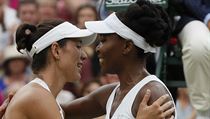 Wimbledon 2017: panlka Garbine Muguruzaov (vlevo) a Venus Williamsov po...