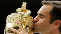 Wimbledon 2017: Roger Federer poosm slav s milovanou trofej.