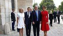 Emmanuel Macron se svou enou Brigitte a Donald Trump a prvn dma Melania.