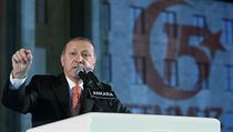 Prezident Erdogan ocenil sil civilist bhem odporu proti pui. Zrdce slbil...