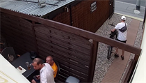 Záběry z kamer ukázaly, jak dva muži přišli k podniku, jeden rozptýlil majitele... | na serveru Lidovky.cz | aktuální zprávy