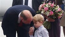 Princ William se synem Georgem pi pletu na vojensk letit ve Varav.