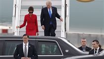 Americký prezidentský pár Donald a Melanie Trumpovi vystupují z vládního... | na serveru Lidovky.cz | aktuální zprávy