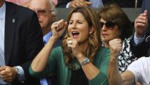 Mirka Federerov se raduje z triumfu svho manela.