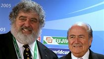 Prezident svtov fotbalov federace Sepp Blatter (vpravo) a dlouholet len...