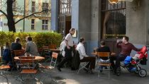 Zahrádky restaurací se otevřou už příští pondělí. Jaké budou podmínky? Předzahrádka restaurace – ilustrační foto. | na serveru Lidovky.cz | aktuální zprávy