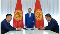 Na snmku pi podepsn kontraktu kyrgyzsk prezident Almazbek Atambajev...