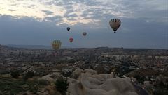 Cappadocia a balóny, které ráno kolem páté hodiny startují na vyhlídkový let