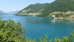 Gruzie a velké jezero nad mstem Tbilisi