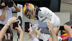 Lewis Hamilton slaví vítzství na okruhu v Silverstone.