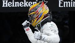 Lewis Hamilton slaví vítzství na okruhu v Silverstone.