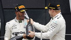 Lewis Hamilton (vlevo) slaví s týmovým parákem Valtterim Bottasem vítzství na...