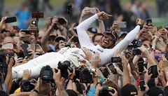 Lewis Hamilton slaví vítzství na okruhu v Silverstone.