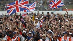 Brittí fanouci slaví vítzství Lewise Hamiltona na domácím okruhu v...
