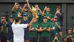 Wimbledon 2017: Roger Federer poosmé slaví s milovanou trofejí.