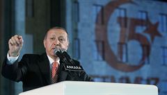 Prezident Erdogan ocenil úsilí civilist bhem odporu proti pui. Zrádce slíbil...