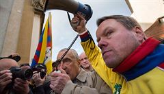 Demonstraci na podporu Tibetu svolanou Martinem Bursíkem policie na Hradanské...