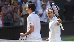 Roger Federer doprovází Miloe Raonie.