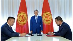 Na snímku pi podepsání kontraktu kyrgyzský prezident Almazbek Atambajev...