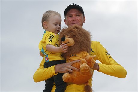 Tour de France 2017: dojatý Chris Froome se synem na stupních vítz.