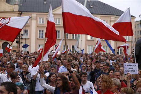 Proti kontroverznímu zákonu omezujícímu moc soud se v Polsku zvedla obrovská...
