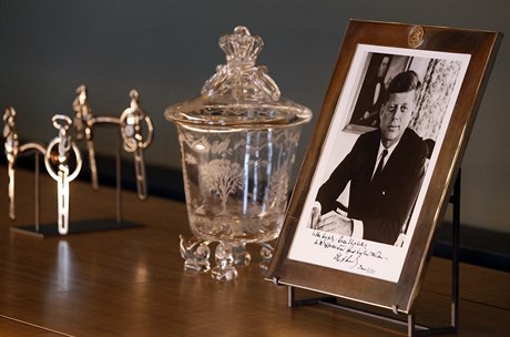 Podepsaná fotografie od amerického prezidenta Johna F. Kennedy.