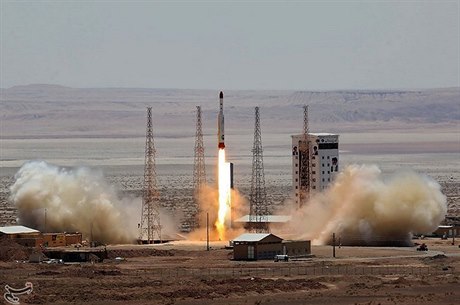 Írán úspn otestoval nosnou raketu Simorgh, s její pomocí me do vesmíru...