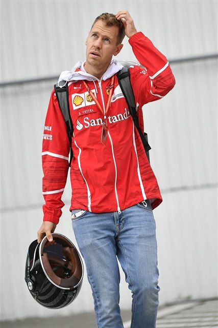 Nmecký jezdec formule 1 Sebastian Vettel z Ferrari prochází paddockem na...