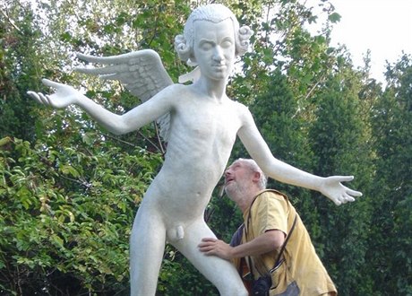 Kurt Gebauer se sochou Mozarta, která zdobí brnnský Zelný trh