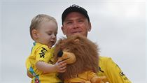 Tour de France 2017: dojatý Chris Froome se synem na stupních vítězů. | na serveru Lidovky.cz | aktuální zprávy