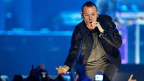 Chester Bennington bhem vystoupen kapely Linkin Park.