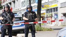 Mačetou zaútočil v hamburském supermarketu neznámý muž. Jednu osobu zabil, několik zranil Německá policie zabezpečila oblast, ve které muž pobodal několik lidí. | na serveru Lidovky.cz | aktuální zprávy