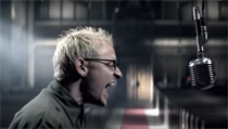 Linkin Park. Chester Bennington zpívá ve videu k singlu Numb. | na serveru Lidovky.cz | aktuální zprávy