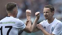 Jan Chramosta (vpravo) se raduje se spoluhráčem Petrem Marešem z úvodního gólu... | na serveru Lidovky.cz | aktuální zprávy