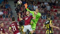 Semih Kaya ze Sparty v souboji s brankářem Arnhemu Remkem Pasveerem. | na serveru Lidovky.cz | aktuální zprávy