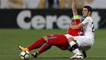 Denis Alibec z FSBC (vpravo) v souboji s plzeňským Milanem Havlem. | na serveru Lidovky.cz | aktuální zprávy