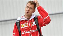 Nmeck jezdec formule 1 Sebastian Vettel z Ferrari prochz paddockem na...